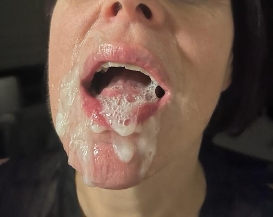 Estelle, jolie brune en moto et adorant les milk shake